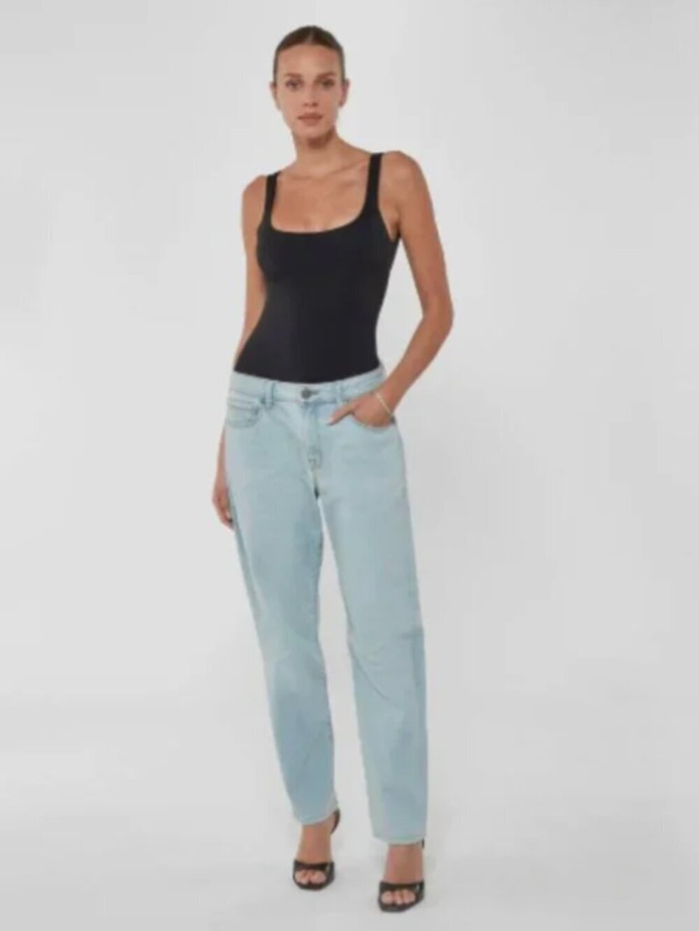 Parker Smith Boyfriend Jeans in Jones Wash Light Denim Straight Fit Size 28 NWT